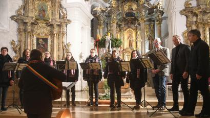 Bild: Gabi Schönberger
Das Vokalensemble "CantArt" stimmt die Besucher des Benefizkonzertes in St. Felix mit einem abwechslungsreichen Programm auf die Adventszeit ein. Organisiert hat die Veranstaltung der Rotary-Club Weiden Max-Reger.