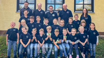 Bild: FFW Unterbruck/exb
Spendenübergabe der Burschenschaft Kastl an die Kinderfeuerwehr Unterbruck.