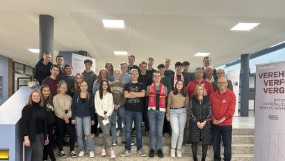 Bild: Naabtal Realschule/exb
Die Klasse 10 d der Naabtal-Realschule in Nabburg holt die Wanderausstellung "Verehrt-Verfolgt-Vergessen" des FC Bayern München an ihre Schule.