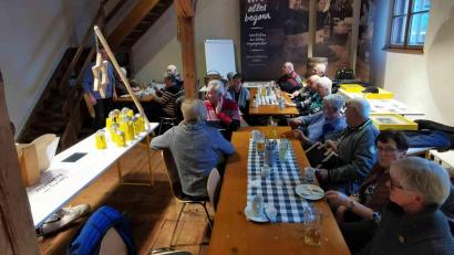 Bild: gz
Die Teilnehmer am Stammtisch wurden mit Kuchen und Getränken bewirtet.
