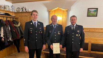 Bild: lei
Hans Danhauser (Mitte) wird für 40 Jahre Feuerwehrdienst und 30 Jahre als Fahnenjunker geehrt von Kommandant Markus Guttenberger (links) und Vorsitzendem Gerd Pürner (rechts) geehrt.