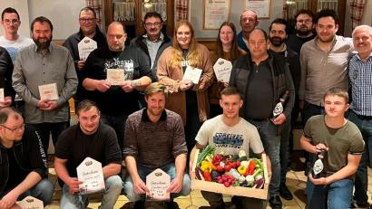 Bild: Skiclub Stein/exb
Auch wegen seiner Vorgeschichte hatte das 10. Preisschafkopfturnier des Skiclub Stein beim "Schwaner" in Windischeschenbach eine Rekordteilnehmerzahl von 180 Kartenspielern. Im Bild die Gewinner: Auf dem 1. Platz landete Matthias Hecht aus Kaltenmühle (kniend, vorne Mitte). Vorletzter wurde Lukas Haberkorn (kniend, Zweiter von rechts), er gewann den Gemüsekorb. Zweiter Vorsitzender Frank Kiener (rechts) übernahm die Siegerehrung.