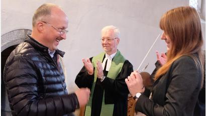 Bild: le
Offiziell übergab Wolfgang Lang (links) an seine Nachfolgerin Tanja Riedel (rechts) den Dirigentenstab worüber sich auch Pfarrer Römischer (Mitte) freute.
