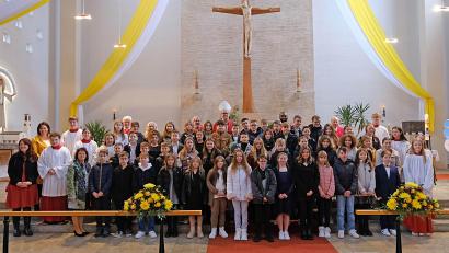 Bild: Toni Wild/exb
Bei einem festlichen Gottesdienst werden 54 junge Leute von Weihbischof Josef Graf gefirmt.