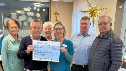 Bild: u
Wie alle Jahre besuchten Vorstandsmitglieder des Förderkreises Altenhilfe am Namenstag der hl. Barbara die VRK Solitäre Tagespflege St. Barbara und überreichten Geschenke. Vorstandsmitglied Heidi Flierl (von links), Vorsitzender Werner Schulz, stellv. Vorsitzende Hildegard Kohl, Schriftführer Martin Merkl und Schatzmeister Reinhold Birner.