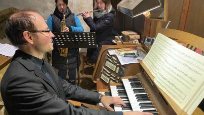 Bild: aub
Ein ungewöhnlich reizvolles Trio aus Saxophon (Marion Schärtl), Flöte (Andrea Prüfling) und Orgel (Jonathan Brell) lässt die Konzertbesucher gleich zu Beginn aufhorchen.