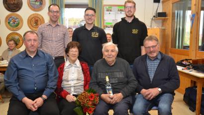 Bild: dob
Rita Anzer und Johann Schieder (vorne, Mitte) sind mit 88 Jahren die Dorfältesten. Pfarrvikar Ronald Liesaus (vorne, links) und die beiden KLJB-Vorsitzenden Paulus Kellner und Manuel Bäumler (hintere Reihe, von rechts) würdigen das Paar im Beisein der Stadträte Florian Meißner (hinten, links) und Hans Bayerl (vorne, rechts).
