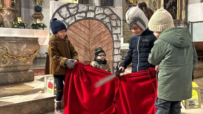 Bild: Kindergarten Kemnath/exb
In der Rolle des Sankt Martin überzeugte Laurenz Hecht, den Bettler spielte Julian Leypold.