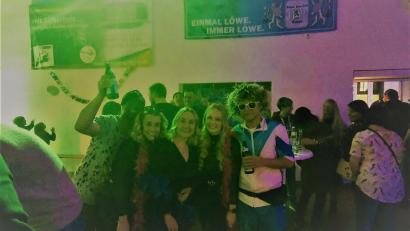 Bild: gz
Die Löwenbosse Fabian Brenner (rechts) und Andreas Karl mit den Ladies haben beim Faschingsauftakt in der Turnhalle Eslarn Spaß.