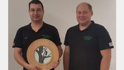Bild: Schützenverein Schloßfalke/exb
Schützenmeister Martin Alwang gratuliert Scheibengewinner Matthias Gresser (links).