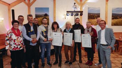 Bild: Interliving Gleißner/exb
Das Möbelhaus Gleißner ehrte langjährige Mitarbeiter. Das Bild zeigt (von links) Geschäftsführerin Liselotte Kulzer, Prokurist Manfred Göhl, Jaroslav Volf, Prokurist Markus Mayer, Max Einicke, Renate Meyer, Mathilde Frank, Robert Saller, Helga Ackerschewski, Geschäftsführer Jörg Kulzer und Prokurist Wolfgang Horn.
