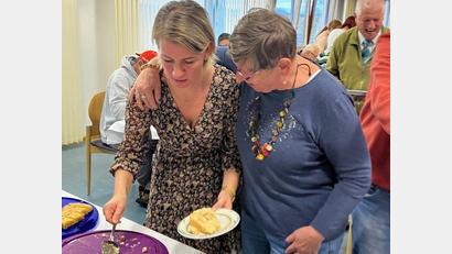 Bild: fz
Die HPZ-Bewohner danken den Mitgliedern der Frauen-Union mit großer Herzlichkeit für ihren Besuch. Da wird Katharine König schon umarmt, weil sie so leckere Kuchen auf den Teller legt.