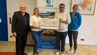 Bild: Theresia Buhl/exb
Matthias Simmel (Zweiter von rechts) überreicht eine Spende über 5000 Euro für ein Projekt des Vereins zur Förderung krebskranker und körperbehinderter Kinder.