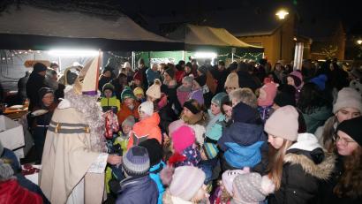 Bild: fvo
Vorweihnachtliche Worte findet der Heilige Nikolaus der Freien Wähler Waldthurn am Hostauplatz und verteilt anschließend seine Geschenksäckchen.