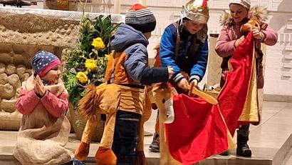 Bild: lep
In der Andacht spielen Kinder die Szene nach, in der Martin seinen Mantel teilt und einem frierenden Bettler schenkt.