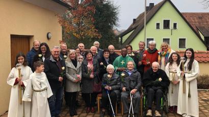 Bild: jow
Den Lintacher Ehejubilare gratulieren Pfarrer Moses Gudapati (Mitte) und Pfarrgemeinderatssprecherin Waltraud Glöckner (zweite Reihe, rechts).