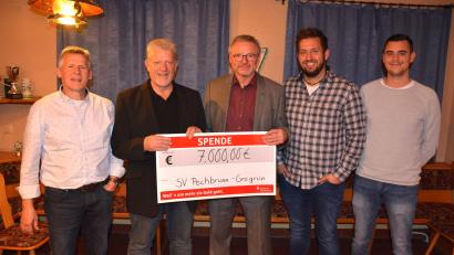 Bild: jr
Die SV-Freunde unterstützen den Hauptverein SV Pechbrunn mit einer 7000-Euro-Spende. Bei der Übergabe waren (von links) Jörg Kraus, SV-Vorsitzender Roland Zeitler, SV-Freunde-Sprecher Günter Geiler, Dominik Wolf und Kevin Lang dabei.
