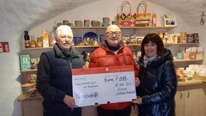 Bild: Martina Heberl/exb
Über die Spende von Karl und Birgit Trenz freute sich Peter Spätling (links), der die Projekte vor Ort in Namibia betreut.