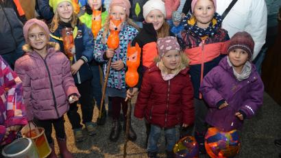 Bild: dob
Aufgeregt warteten die Kinder auf den Start des Umzugs.