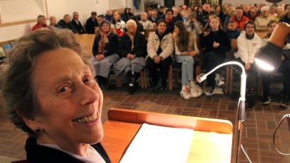 Bild: Jürgen Herda/exb
Dorothea Woiczekowski-Fried hielt in der evangelischen Kirche in Tirschenreuth einen Vortrag über das Judentum, seine Bräuche und Feiertage.