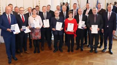 Bild: Regierung der Oberpfalz/Stühlinger-Weinhändler
Regierungspräsident Walter Jonas (rechts) mit den Geehrten.