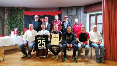 Bild: kki
Die Gründungsmitglieder der "Büffel" Thomas Sommer, Roland Wild, Thorsten Bauriedl, Tobias Gebhard, Andreas Stahl, und Lothar Hofmann (vorne, von links) wurden besonders geehrt und gedachten des im August verstorbenen Günther Hagn.