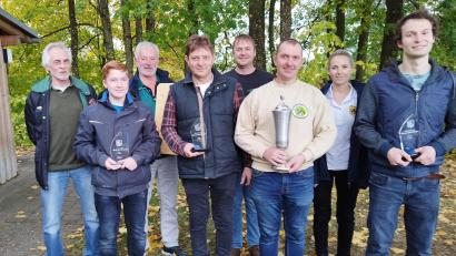 Bild: Dirscherl/exb
Sie können Trophäen mit nach Hause nehmen: Die ersten Preisträger mit Schützenmeister Martin Zwicknagl, dem besten Jungschützen Paul Schmid, Ludwig Dirscherl, Manfred Schönberger, Michael Fuchs, Gerhard Deml, Magdalena Schmidt und Matthias Winderl (von links).