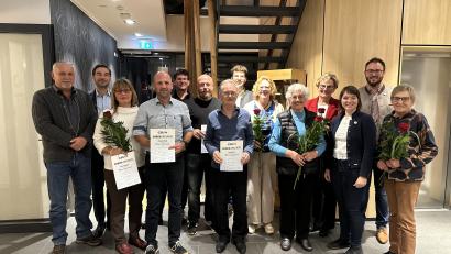 Bild: bk
Den Geehrten der CSU gratulieren Bürgermeister Ludwig Biller, Stephan Oetzinger ( 2. und 3. von links), Luis Heibl ( 8. von links), Julian Kraus und Nicole Presche ( 2. und 3.von rechts)