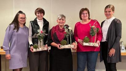Bild: Tobias Ziereis/exb
Die beiden Leiterinnen der aktuellen Mutter-Kind-Gruppe, Manuela Meister (links) und Theresa Rückerl (rechts) ehrten die anwesenden Gründungsmitglieder Angelika Brunner, Marion Lindl und Margit Walbrun (von links).