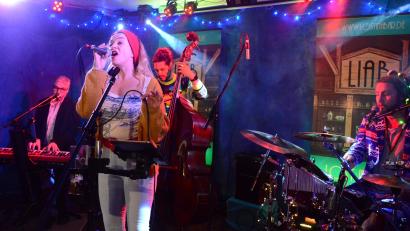 Bild: Kunz
"Lost in a Bar" interpretieren auf der Kulturbühne im Kulturbahnhof ihre eigene Version der Weihnachtsgeschichte.
