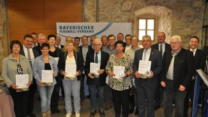 Bild: Andreas Allacher/BFV
Die Geehrten des Fußballkreises Amberg/Weiden mit dem BFV-Präsidenten Christoph Kern (rechts), Bezirksvorsitzenden Thomas Graml (Siebter von links), Kreisvorsitzenden Albert Kellner (Zweiter von links), dem Vilsecker Bürgermeister Hans-Martin Schertl (Dritter von links) und Kreis-Ehrenamtsbeauftragten Roman Melzner (Zwölfter von rechts).