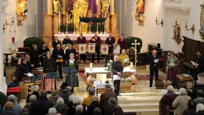 Bild: prh
Beim "Altbayerischen Adventssingen" in der Stadtpfarrkirche bieten über 20 Mitwirkende mit ihrer volkstümlichen Musik ein fast zweistündiges Konzert.