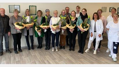 Bild: Michael Reindl/Kliniken Nordoberpfalz/exb
Am Krankenhaus Tirschenreuth wurden mehrere Mitarbeiterinnen geehrt und einige in den Ruhestand verabschiedet.