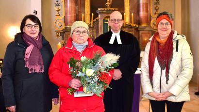 Bild: no
bei der Verabschiedung (von links): Kirchenvorstandsmitglied Elke Pirner, Renate Flierl, Pfarrer Thomas Schertel und Kirchenvorstandsmitglied Manuela Klein