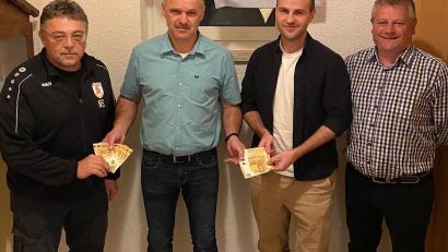 Bild: Josef Götz
FSV-Förderkreisvorsitzender Hubert Pühler (Zweiter von links) übergibt die Spende in Höhe von 800 Euro an Jugendleiter Norbert Schmid (links) und Simon Bauer (Zweiter von rechts) für die Seniorenmannschaften. Mit im Bild ist auch Vorsitzender Peter Sollfrank (rechts).