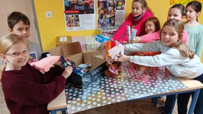 Bild: Grundschule Tännesberg/exb
Die Päckchen für den Weihnachtskonvoi werden von den Kindern höchstpersönlich zusammengestellt.