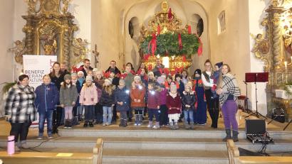 Bild: Kevin Böhm/exb
Bei einem Benefizkonzert in Püchersreuth konnten über 2300 Euro eingenommen werden. Auch der Kinderchor war mit von der Partie.