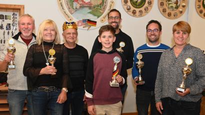 Bild: gf
Siegerehrung beim Bürgerschießen der Schützengesellschaft Freischütz Karmensölden. Von links: Georg Erras (Feuerwehr), Maria Weiss (Siedler Schäflohe 2), Bürgerkönig Anton Donhauser, Jugendkönig Max Jüntgen, Marco Pilhofer (Siedler Schäflohe 1), Florian Füger (CSU Eisberg-Karmensölden 1) und Silvia Jüntgen (Siedler Fuchsstein-Speckmannshof).