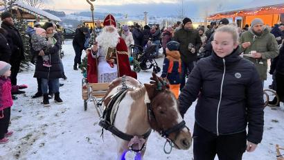 Bild: nza
Dorfweihnacht in Krummennaab. Auch der Nikolaus schaute vorbei.