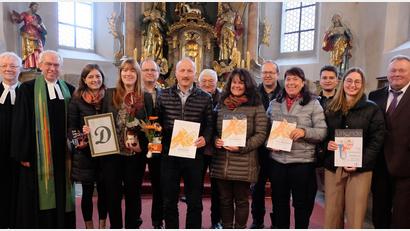 Bild: le
Pfarrer Wilfried Römischer und Pfarrer Hans-Peter Pauckstadt-Künkler (von links) ehrten die aktiven Mitglieder im evangelischen Posaunenchor.