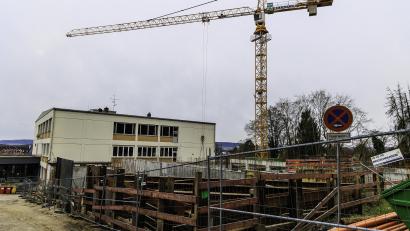 Bild: Hösamer
Am Beruflichen Schulzentrum Schwandorf entsteht das Werkstattgebäude für die Bauberufe. Die Gesamtkosten für diesen Abschnitt werden auf 13 Millionen Euro geschätzt.