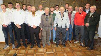 Bild: adj
Lukas Bruischütz (Dritter von links) mit seiner Truppe und den Geehrten führt in den nächsten zwei Jahren den Burschenverein Altenstadt/WN.
