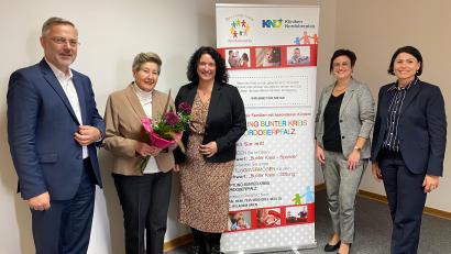 Bild: Kliniken Nordoberpfalz, Michael Reindl/exb
Wie sich die Stiftung Bunter Kreis Nordoberpfalz entwickelt, darüber freuen ich (von links) Klinken-Vorstand Michael Hoffmann, Stifterin Renate Körber, Marina Luttels (Leiterin des Bunten Kreises Nordoberpfalz), Claudia Schell (Sparkasse Oberpfalz Nord) und Dr. Christa Kraemer (Justiziarin Kliniken Nordoberpfalz).