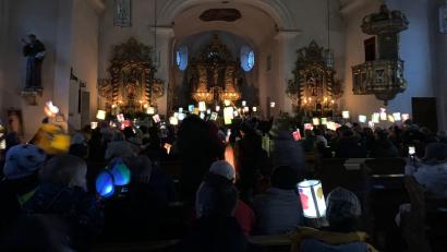 Bild: Sebastian Arnold/exb
Für eine ganz besondere Stimmung sorgten die bunten Laternen der Buben und Mädchen aus dem AWO-Kinderstodl Püchersreuth bei der Martinsfeier in St. Peter und Paul.