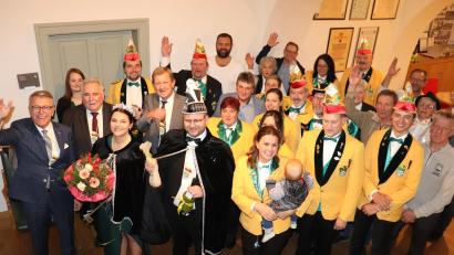 Bild: Stadt Tirschenreuth/exb
Rathaussturm: BU: Bürgermeister Franz Stahl mit Saskia II. und Florian I. (1.R., v.l.), 2. Bürgermeis-ter Peter Gold und 3. Bürgermeister Norbert Schuller (2.R., v.l.) sowie dem Tursiana-Hofstaat und Mitgliedern des Stadtrates beim Faschingsauftakt im Rathaus