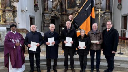 Bild: Schießl/exb
Acht Mitglieder wurden für ihre langjährige Vereinszugehörigkeit geehrt. Von ihnen waren die folgenden anwesend (von links neben dem Kaplan): Konrad Wolf, Ägidius Preiß, Johann Hösl, Maria Lesser und Paulinus Lesser.