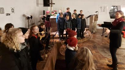 Bild: lg
„Let it snow“ und das Traditional “Banuwa” singen die Kinder der Klasse 5c unter Leitung von Katrin Schäufl und wiegen dabei zum Rhythmus der Lieder.