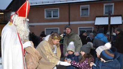 Archivbild: no
Christkind und Nikolaus haben bei der Dorfweihnacht in Illschwang wieder kleine Geschenke für die Kinder dabei.