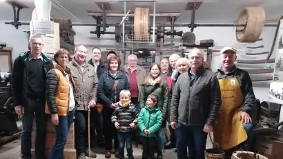 Bild: Handwerkerscheune Tirschenreuth/exb
Besuchergruppe der Freien Wähler aus Konnersreuth mit Herbert Konrad vom Historischen Arbeitskreis.