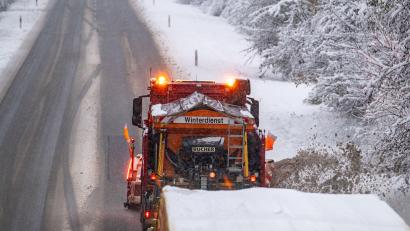 Symbolbild: Armin Weigel/dpa
Auch die Räumfahrzeuge waren vom Stau auf der B303 betroffen. Der Schneemassen mussten teilweise per Hand und Schaufel vom Asphalt entfernt werden.